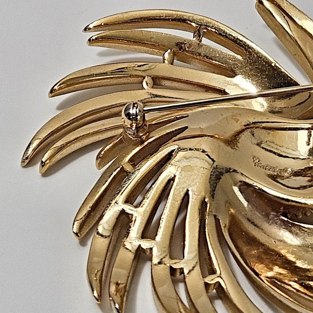 Crown Trifari Brooch Goldtone Swirl Modernist Floral Brooch 2.5
